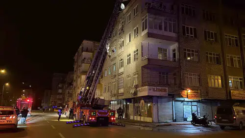 Kayseri'de gece yarısı apartman yangını korkuttu