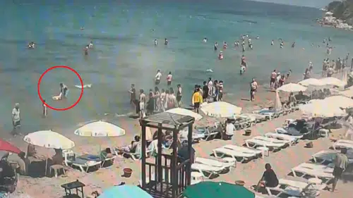 Kuşadası'nda boğulma tehlikesi geçiren turisti vatandaşlar son anda kurtardı