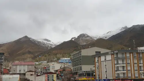 Mayıs ayında şaşırtan görüntü Van Başkale beyaza büründü