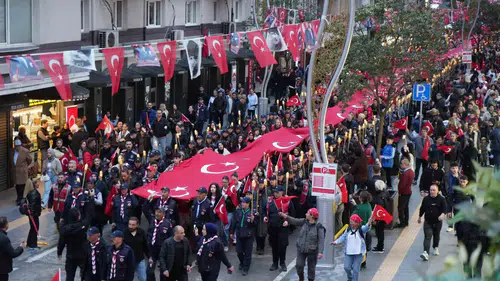 Samsun sokakları 1919 metre uzunluğundaki dev bayrakla kırmızı beyaza boyandı