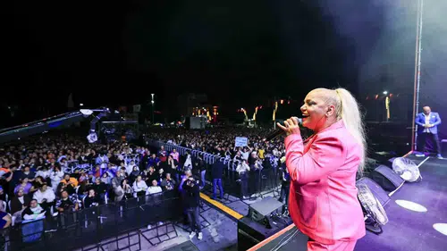 Kibariye Manisa konserinde hemşehrileriyle buluştu