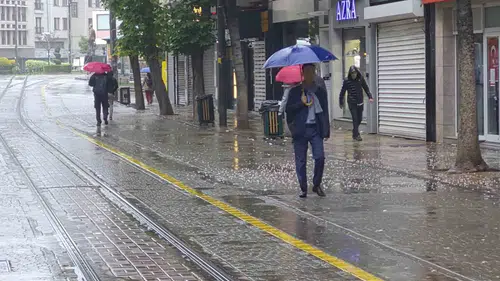 Eskişehir’de sabah sağanağı trafiği kilitledi