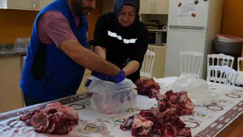 Düzce Belediyesi kurban eti paylarını kapı kapı dağıtıyor