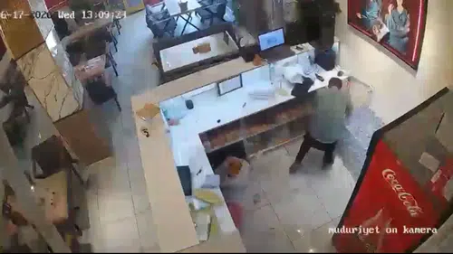 Yüksekova'da kafeterya mutfağındaki gaz patlaması kameraya yansıdı