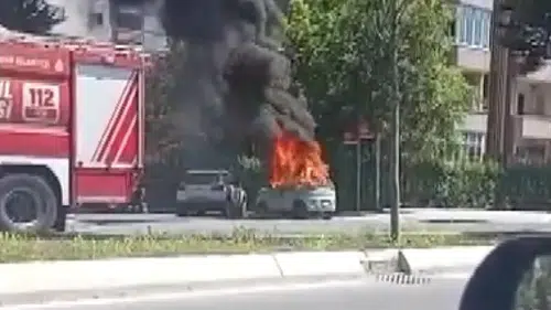 Beylikdüzü’nde park halindeki elektrikli otomobil alevlere teslim oldu