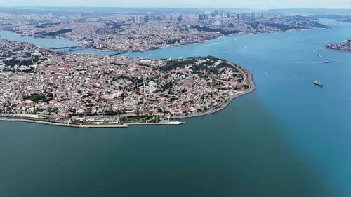 İstanbul Boğazı’nda beklenmedik turkuaz renk değişimi