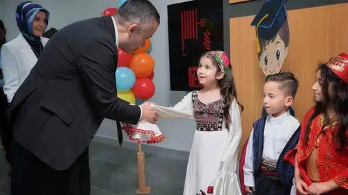 Esenyurtlu minikler mezuniyet heyecanını sahnede yaşadı