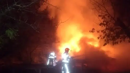 İnegöl’de gece yarısı çıkan yangın barakayı küle çevirdi