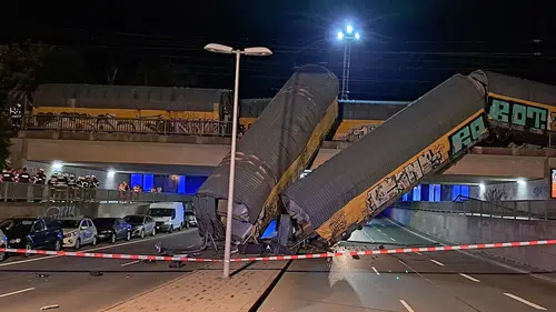 Münih'te tren kazası Vagonlar köprüden caddeye uçtu