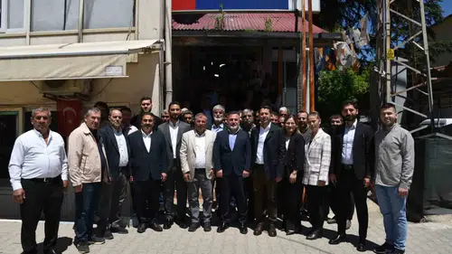 AK Parti Adana teşkilatı bayram mesaisini sahada geçirdi