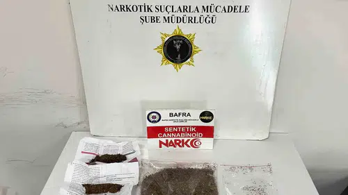 Bafra polisi sokak satıcısını evinde suçüstü yakaladı