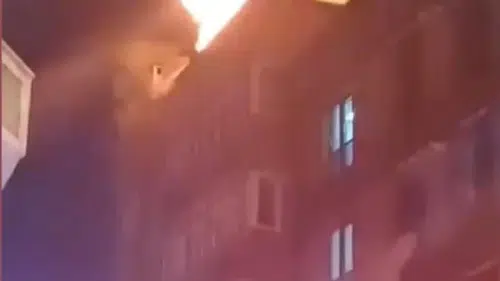 Esenyurt’ta geceyi aydınlatan çatı yangını korkuttu