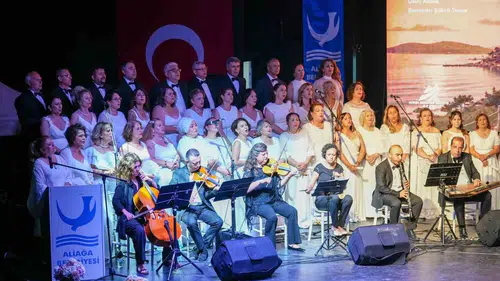 Aliağa’da yağmurlu havaya rağmen Türk müziği rüzgarı esti