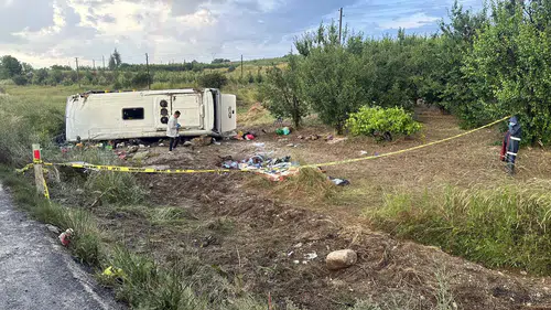 Isparta yolunda tur midibüsü devrildi
