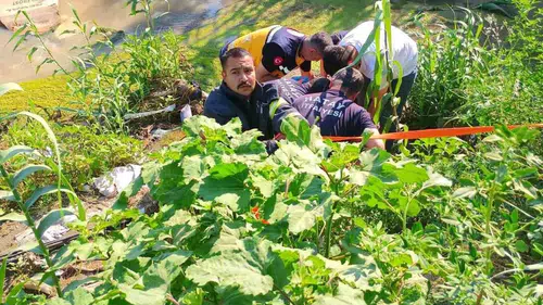 Antakya’da motosiklet dereye uçtu