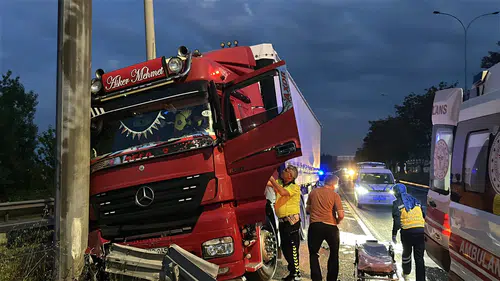 Kütahya yolunda direksiyon başında fenalaşan TIR şoförü kaza yaptı