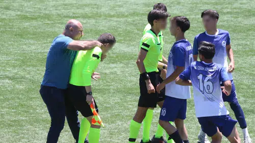 Bursa'da okul maçında öğretmenlerin hakemlere saldırısı