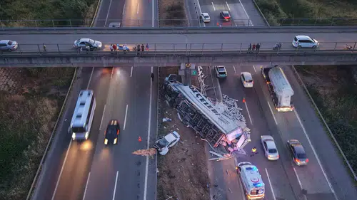 Düzce TEM Otoyolu'nda halı yüklü tır kazası trafiği kilitledi