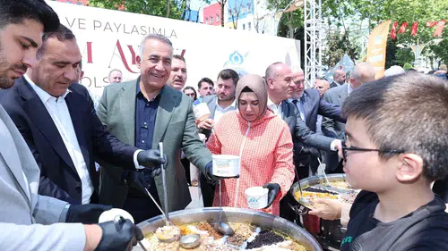 Sultangazi’de cuma namazı çıkışı binlerce kişiye aşure ikram edildi