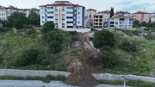 Karabük’te heyelan korkusu Toprak kütlesi yola savruldu