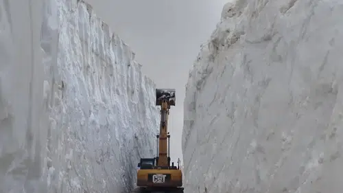 Yüksekova dağlarında temmuz ayına rağmen kar mesaisi sürüyor