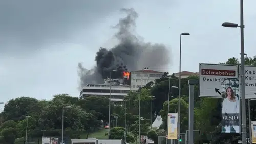 Gümüşsuyu'nda beş katlı binanın çatısı alevlere teslim oldu