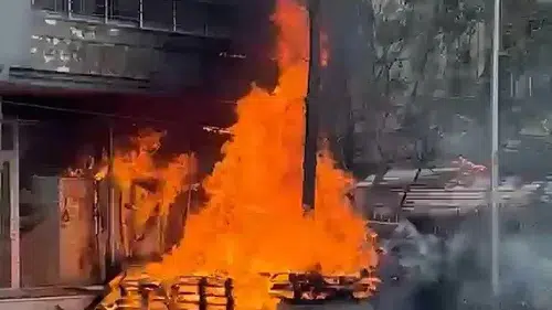 Adıyaman'da apartman önündeki paletler mahalleyi duman altında bıraktı