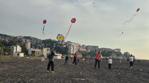 Zonguldak sahiline umut uçurtmalarıyla mesaj gönderdiler