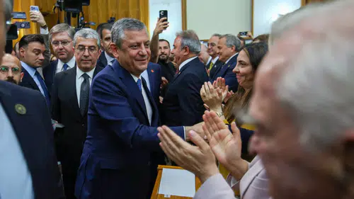 Özgür Özel Meclis kürsüsünden meydan okudu
