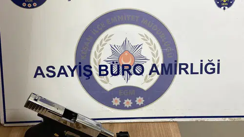Keşan çarşısında korku dolu anlar Silahlı iki genç yakalandı