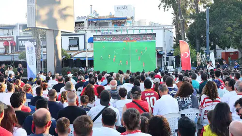 Bodrumlular milli maç heyecanını meydanda dev ekranda yaşadı