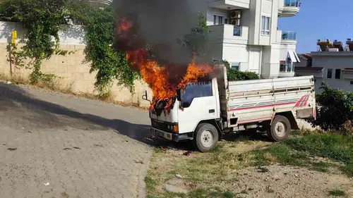Alanya'da park halindeki kamyonet alevlere teslim oldu
