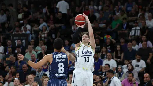 Anadolu Efes seriyi uzattı Fenerbahçe final vizesini erteledi