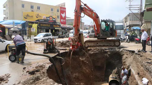 Adana'da ana su borusu patladı ve cadde çöktü