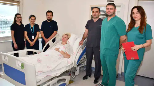 Alanya'da 12 kiloluk kitle operasyonu hastayı yeniden hayata döndürdü