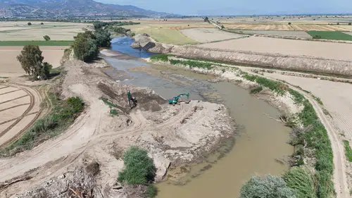 Büyük Menderes taşkın izlerini silmek için iş makineleri sahada
