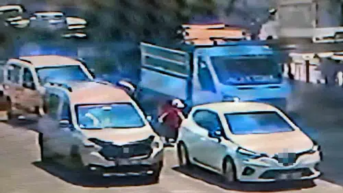 Adana'da trafik ışıklarında 4 yaşındaki çocuğa iki araç çarptı