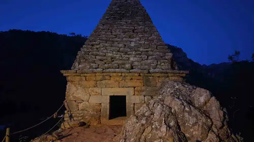 Marmaris’teki tarihi piramit mezar artık gece de görülebilecek