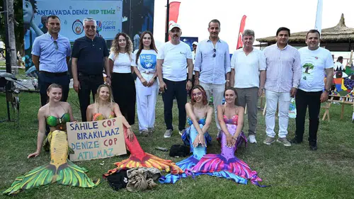 Kemer sahillerinde deniz kızı kostümlü çevre temizliği