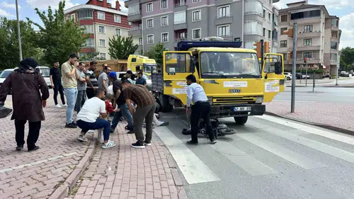 Konya’da kamyonet elektrikli bisikleti sürükledi 4 kişi hastanelik oldu