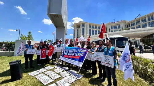 Atama bekleyen sağlıkçılardan Bakanlık önünde ek kontenjan eylemi