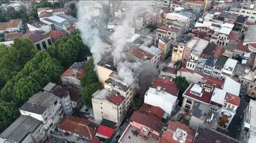 Fatih’te iş hanı yangını sabah saatlerinde paniğe yol açtı