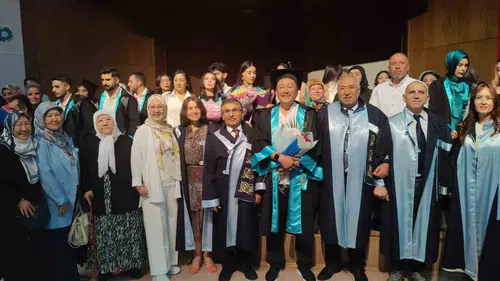 64 yaşında üniversiteyi bitirdi, başarısıyla gençlere örnek oldu
