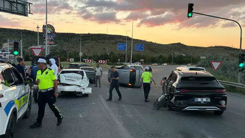 Kayseri'de trafik ışıklarında zincirleme kaza 4 kişi hastanelik oldu