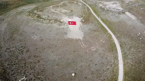 Eskişehirli gençler tarihi tepeye dev Türk bayrağı işledi