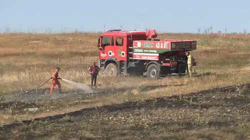 Kütahya’da hasat vakti çıkan yangın tarlayı küle çevirdi