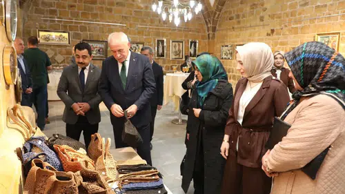 Bayburtlu kursiyerlerin el emeği Taşhan’da sergileniyor