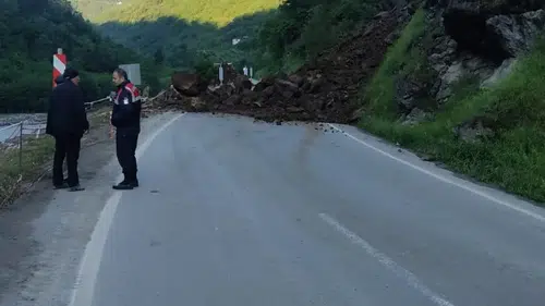Trabzon ve Bayburt arasındaki ulaşım heyelan nedeniyle durdu
