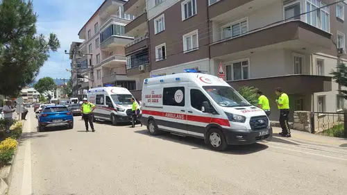 Orhangazi'de kontrolden çıkan araç apartman bahçesine daldı