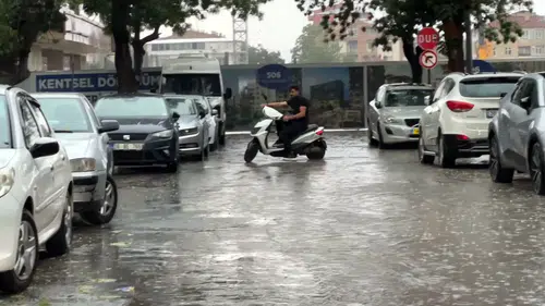 Kayseri'de aniden bastıran sağanak hayatı felç etti
